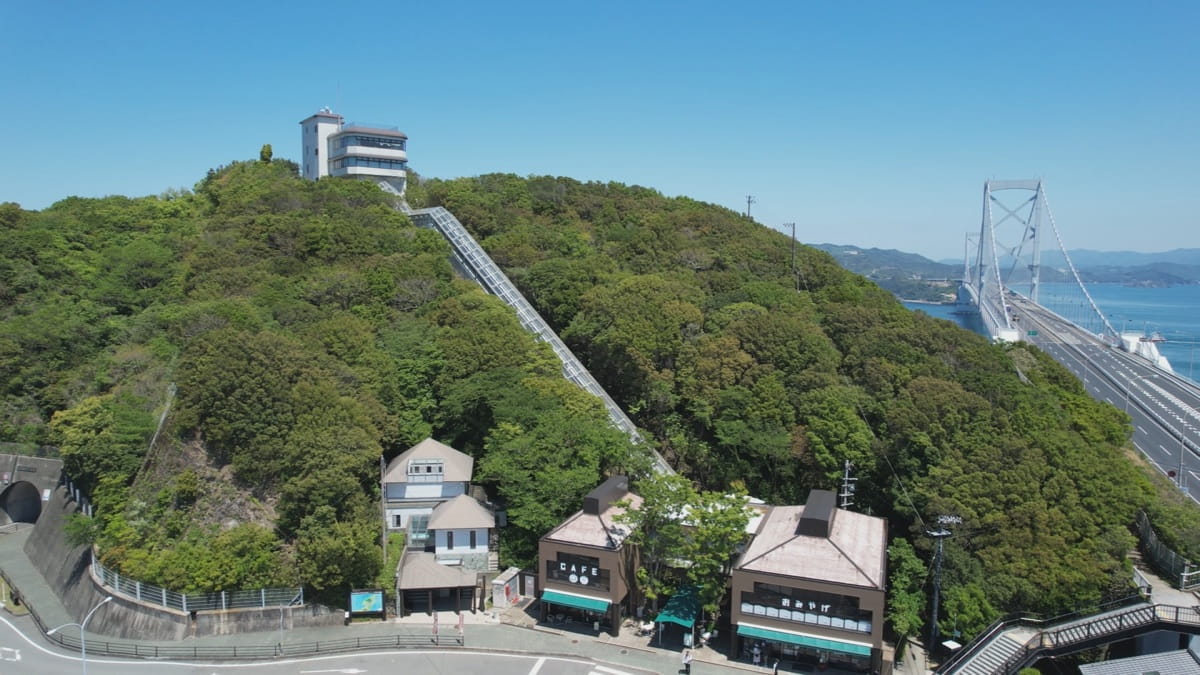 エスカヒル・鳴門と大鳴門橋の全景