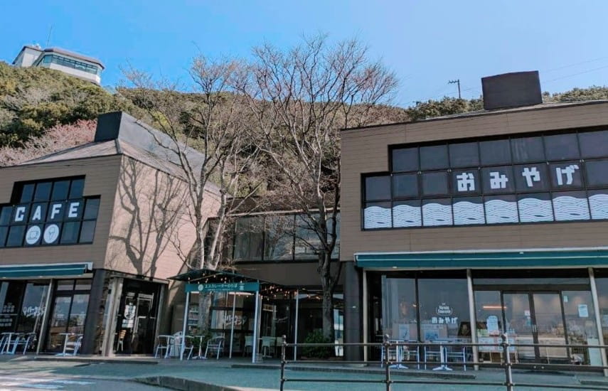 エスカヒル・鳴門の外観とカフェ・おみやげ売店