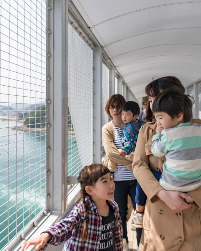 🌀渦の上を歩く、特別な体験。

ここは、鳴門大橋の真下にある「渦の道」。
450mの海上遊歩道を、潮風と波音を感じながら歩けます。
途中にはガラス床も。45m下に広がる渦潮はスリル満点！

写真じゃ伝わらない迫力を、実際に“歩いて”体感してみませんか？

🎟️チケットはプロフィールにあるリンクへどうぞ。

#渦の道 #鳴門海峡 #鳴門大橋 #体験型観光
#徳島スポット #ガラス床 #絶景ウォーク
#五感で楽しむ旅 #EXPO2025 #関西万博に向けて